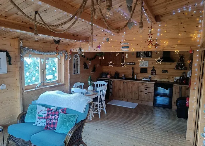Luxury Log Cabin With Wood Fired Hot Tub