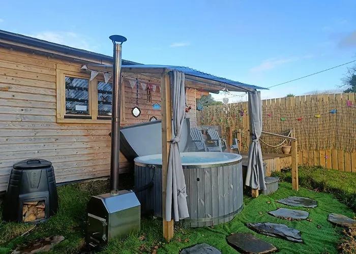 Luxury Log Cabin With Wood Fired Hot Tub
