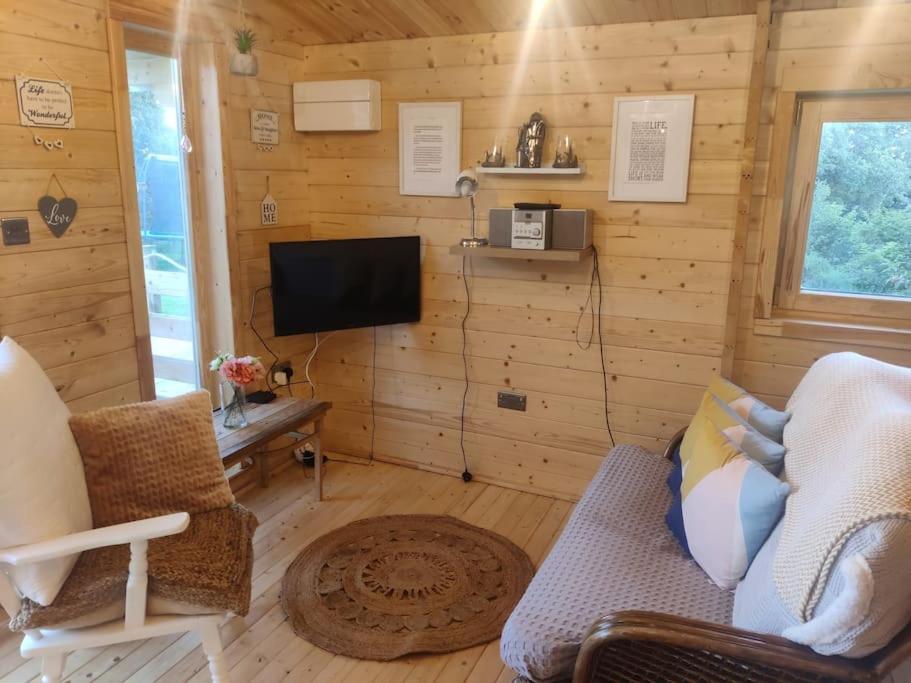 Chalet Luxury Log With Wood Fired Hot Tub Moville